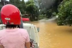 CSGT Lào Cai hỗ trợ người dân vượt vùng ngập lụt