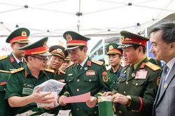 Kh&aacute;m bệnh, cấp thuốc cho hơn 700 người d&acirc;n bi&ecirc;n giới Việt Nam - L&agrave;o