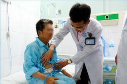 Nuốt mảnh xương dài 4cm gây thủng dạ dày, nhiễm trùng huyết