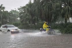 Mưa như trút nước giờ tan tầm, Hà Nội ngập cục bộ, ùn tắc nhiều tuyến phố