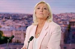 Bầu cử tổng thống Pháp: Bà Le Pen trở lại và 'canh bạc' của phe cực hữu