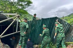Bộ đội Biên phòng các tỉnh Điện Biên, Sơn La khẩn trương giúp nhân khắc phục hậu quả mưa lũ, di dời người, tài sản tránh sạt lở đất