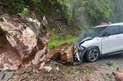 Khối đá lớn rơi trúng một chiếc Toyota đang di chuyển ở Sơn La