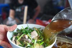 Chủ hàng phở nói lý do 'neo' giá cao dù xăng dầu giảm liên tiếp