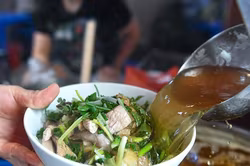 Chủ hàng phở nói lý do 'neo' giá cao dù xăng dầu giảm liên tiếp