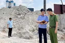 Khởi tố giám đốc công ty đổ hơn 650 tấn chất thải nguy hại ra môi trường