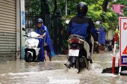 Mưa lớn k&eacute;o d&agrave;i, gần 80 tuyến phố trung t&acirc;m Hải Ph&ograve;ng ngập s&acirc;u