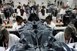 Xưởng thời trang chuyển sang may túi đựng thi thể sau thảm họa động đất Venezuela