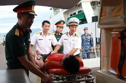 Bộ Tư lệnh Vùng 4 Hải quân kịp thời đưa ngư dân Lâm Đồng vào bờ điều trị