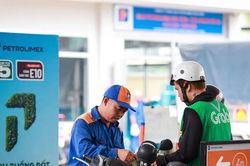 Gi&aacute; xăng E10 giảm về s&aacute;t 20.000 đồng/l&iacute;t