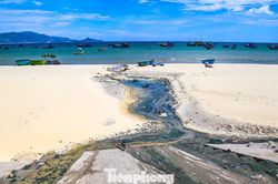 Hố ga r&ograve; rỉ, nước thải h&ocirc;i thối chảy thẳng ra biển