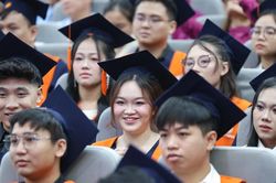 Chủ tịch Hội đồng trường bỏ 'văn mẫu' trong lễ tốt nghiệp Y khoa khóa đầu tiên