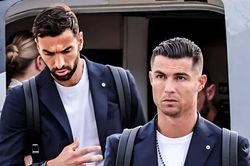 Hình ảnh Ronaldo xách vali về nước