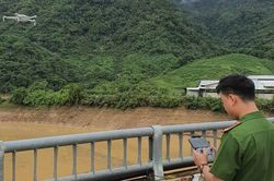 Dùng flycam tìm kiếm nạn nhân đuối nước trên sông Đà