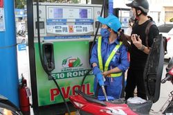 Gi&aacute; xăng E10 RON95 giảm c&ograve;n 20.000 đồng/l&iacute;t