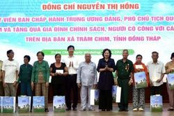 Ph&oacute; Chủ tịch Quốc hội Nguyễn Thị Hồng thăm, tặng qu&agrave; gia đ&igrave;nh ch&iacute;nh s&aacute;ch tại Đồng Th&aacute;p v&agrave; Cần Thơ