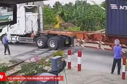 Xe đầu kéo vượt đường ngang, tông gãy cần chắn đường sắt