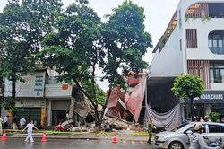 Đang tháo dỡ, hai căn nhà liền kề của cùng một chủ bất ngờ đổ sập