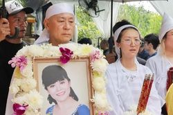 NSND Tạ Minh Tâm cùng 2 con nghẹn ngào tiễn đưa nghệ sĩ Bạch Vân