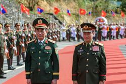 Phó Thủ tướng, Bộ trưởng Quốc phòng Lào đón Đại tướng Phan Văn Giang ở biên giới