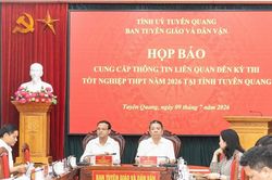 Trưởng điểm thi Trường chuyên Tuyên Quang chỉ đạo giám thị hướng dẫn thí sinh