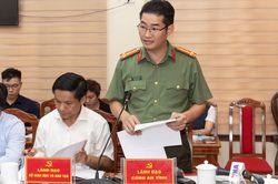 Trưởng điểm thi Trường chuy&ecirc;n Tuy&ecirc;n Quang chỉ đạo gi&aacute;m thị hướng dẫn th&iacute; sinh