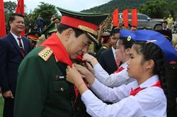 Món quà ý nghĩa Phó Thủ tướng, Bộ trưởng Quốc phòng tặng học sinh vùng biên Lào
