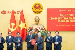 Trao quyết định của Bộ Ch&iacute;nh trị về c&ocirc;ng t&aacute;c c&aacute;n bộ