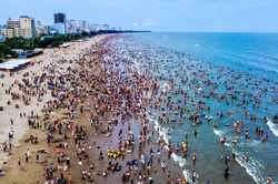 Sầm Sơn được vinh danh 'b&atilde;i biển y&ecirc;u th&iacute;ch h&agrave;ng đầu năm 2025'