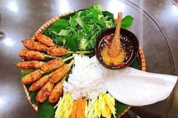 Nem lụi Huế - hương vị bình dị níu chân thực khách
