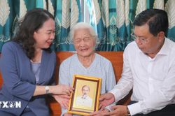 Thăm, tặng qu&agrave; gia đ&igrave;nh ch&iacute;nh s&aacute;ch, người c&oacute; c&ocirc;ng tại An Giang