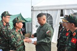 Trung t&aacute; qu&acirc;n đội Venezuela rưng rưng x&uacute;c động về sự tận t&acirc;m của đo&agrave;n cứu hộ Việt Nam