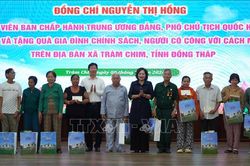 Phó Chủ tịch Quốc hội Nguyễn Thị Hồng thăm, tặng quà người có công tại Đồng Tháp
