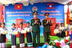 Bộ Quốc ph&ograve;ng Việt Nam - L&agrave;o trao học bổng cho học sinh c&oacute; ho&agrave;n cảnh kh&oacute; khăn nơi bi&ecirc;n giới