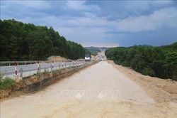 Huy động tối đa nh&acirc;n lực, phương tiện thi c&ocirc;ng cao tốc Cam Lộ - La Sơn