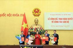 Công bố, trao Nghị quyết của Ủy ban Thường vụ Quốc hội về công tác cán bộ
