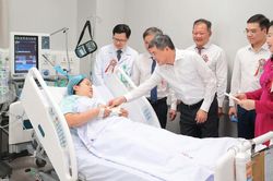 Bệnh viện Việt Đức cơ sở Ninh Bình mổ ca đầu tiên, hơn 300 người được khám miễn phí