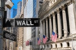 Chứng khoán Mỹ chao đảo sau tuyên bố sốc của ông Trump