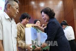Phó Chủ tịch Quốc hội Nguyễn Thị Hồng thăm, tặng quà người có công tại tỉnh Đồng Tháp
