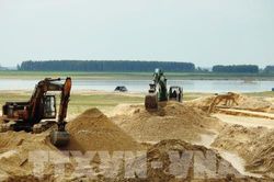 Ngăn găm hàng, thao túng giá vật liệu xây dựng
