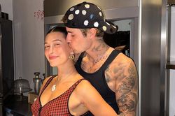Vợ người mẫu của Justin Bieber tung ảnh 'tình bể bình' với chồng