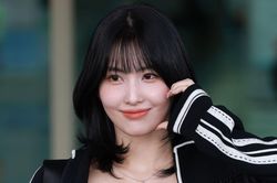 Momo (TWICE) gây sốt với ảnh cận mặt, nhan sắc không tì vết như AI