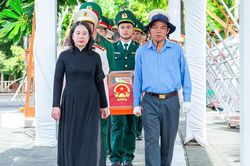 Phó Chủ tịch nước Võ Thị Ánh Xuân dự Lễ an táng 235 hài cốt liệt sĩ tại An Giang