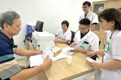 Đ&ocirc;ng đảo người d&acirc;n đến kh&aacute;m tại Bệnh viện Hữu nghị Việt Đức cơ sở Ninh B&igrave;nh