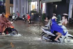 Mưa lớn bất ngờ trút xuống Hà Nội vào giờ tan tầm, nhiều khu vực ngập cục bộ