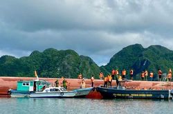 Vụ lật tàu tại Vân Đồn: Đã cứu được 3 người, 2 người bị mắc kẹt trong cabin