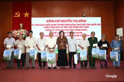 Phó Chủ tịch Quốc hội thăm, tặng quà gia đình chính sách tại Cần Thơ