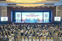 Tặng Bằng khen cho 15 tập thể, c&aacute; nh&acirc;n g&oacute;p phần v&agrave;o th&agrave;nh c&ocirc;ng của Hội nghị x&uacute;c tiến đầu tư