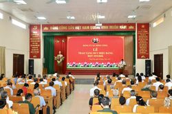 Đảng bộ x&atilde; N&ocirc;ng Cống trao Huy hiệu Đảng cho 61 đảng vi&ecirc;n