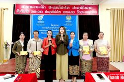 Hội LHPN tỉnh trao hỗ trợ sinh kế v&agrave; tặng qu&agrave; cho phụ nữ, trẻ em tỉnh Hủa Phăn